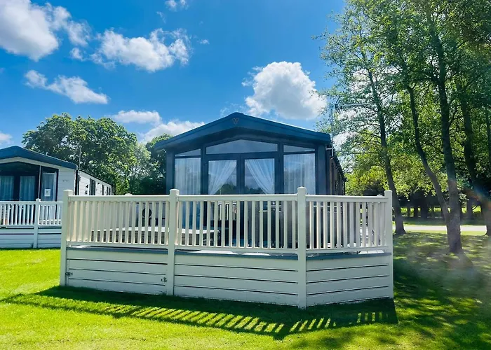 Pebble Lodge With Hot Tub