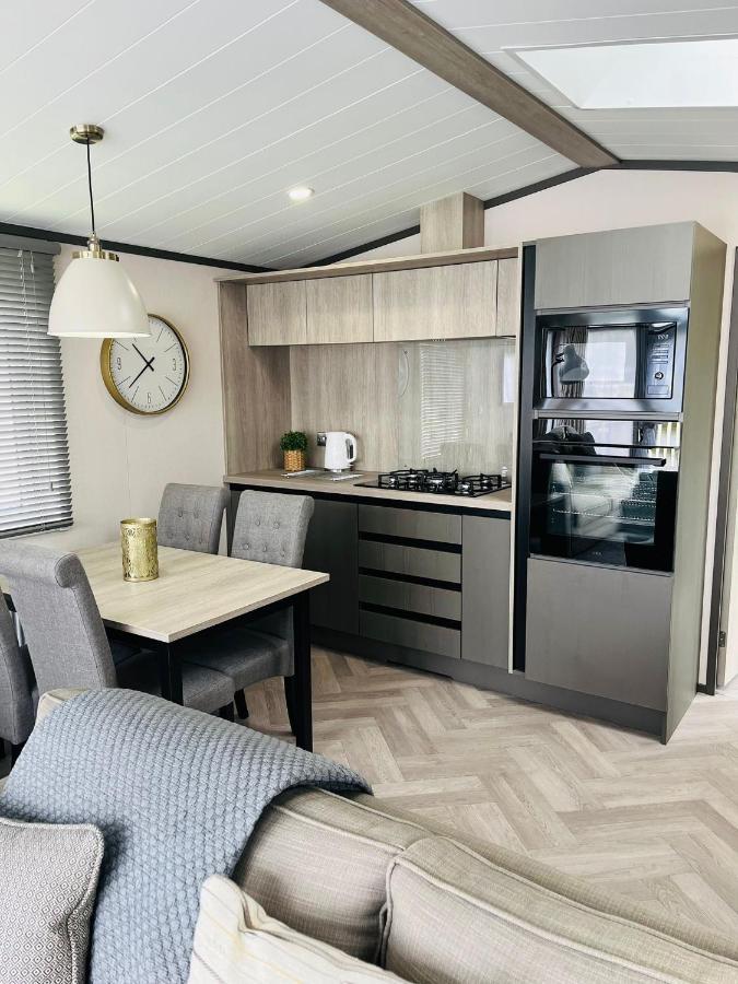 Holiday home Pebble With Hot Tub *