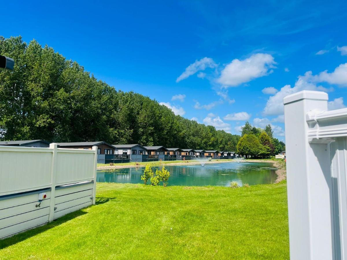 Pebble With Hot Tub Holiday home