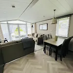 Pebble Lodge With Hot Tub