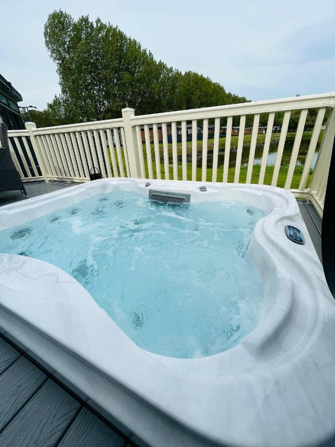 Pebble With Hot Tub *